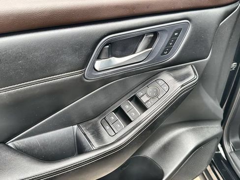 Used 2023 Nissan Rogue SL AWD/4WD image 13