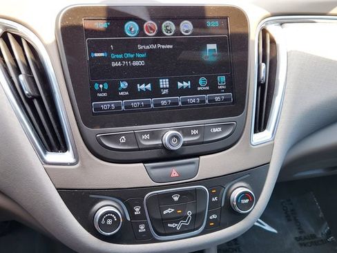 Used 2018 Chevrolet Malibu LT FWD image 15