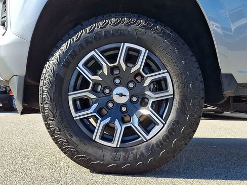 Used 2024 Chevrolet Colorado Z71 w/ Z71 Convenience Package 2 AWD/4WD image 9
