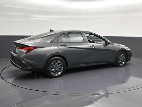 Used 2024 Hyundai Elantra SEL FWD image 3