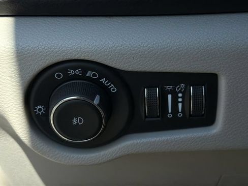 Used 2024 Chrysler Pacifica Touring-L FWD image 31
