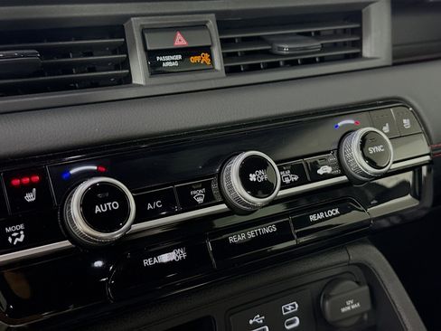 Used 2025 Honda Pilot Black Edition image 19