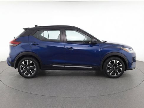 Used 2025 Nissan Kicks SV AWD/4WD image 11
