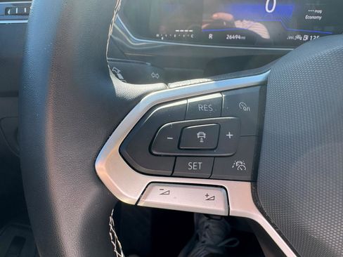 Used 2024 Volkswagen Tiguan SE image 19