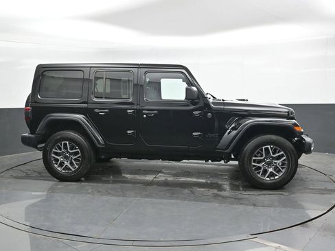 Used 2025 Jeep Wrangler Unlimited Sahara AWD/4WD image 3
