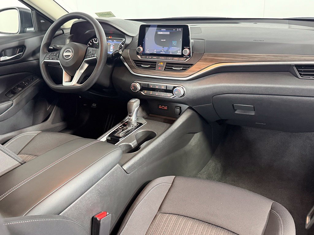 Used 2025 Nissan Altima 2.5 SV FWD image 13