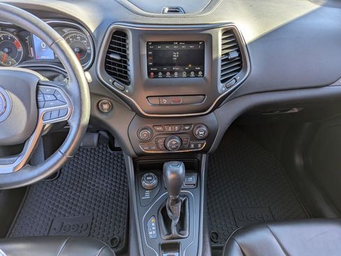 Used 2019 Jeep Cherokee Latitude Plus w/ Comfort/Convenience Group image 17