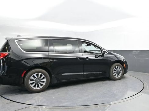 Used 2024 Chrysler Pacifica Limited FWD image 2
