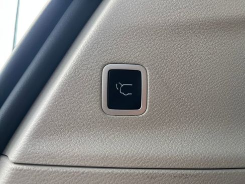 Used 2023 Chrysler Voyager LX FWD image 9