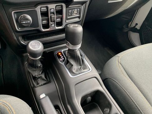 Used 2025 Jeep Wrangler Sahara image 40