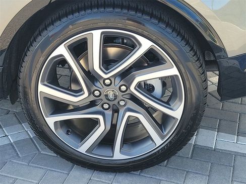 New 2025 Land Rover Discovery Dynamic SE image 13