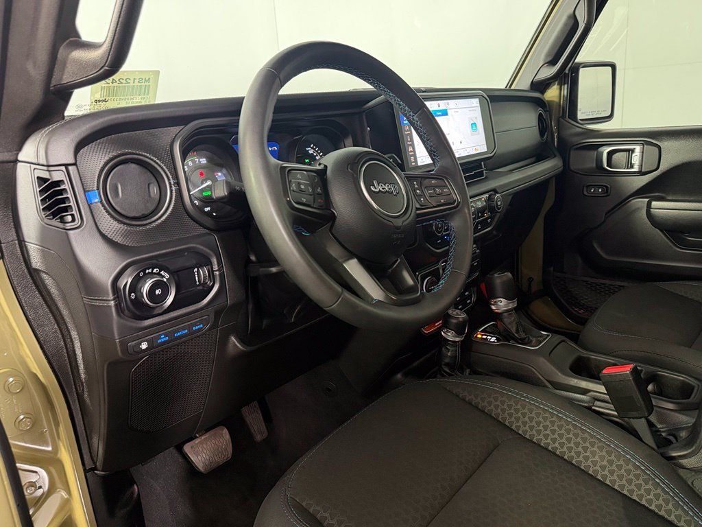 Used 2025 Jeep Wrangler Unlimited Rubicon 4xe w/ Convenience Group AWD/4WD image 14