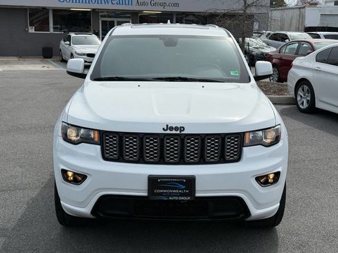 Used 2017 Jeep Grand Cherokee Altitude image 2