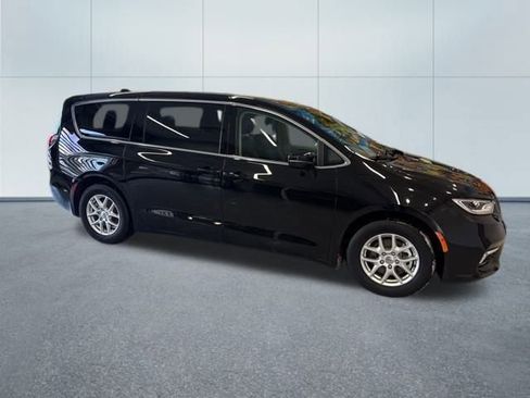 Used 2024 Chrysler Pacifica Touring-L image 10