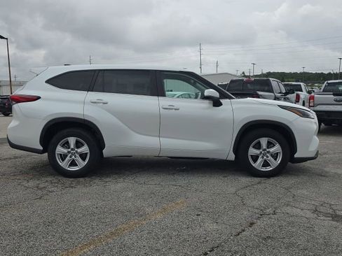 Used 2023 Toyota Highlander LE FWD image 6