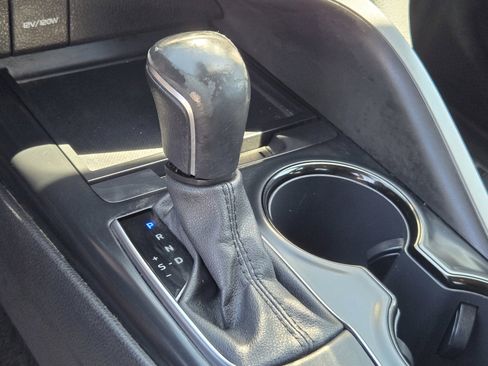 Used 2020 Toyota Camry SE FWD image 19
