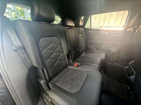 Used 2024 Volkswagen Atlas Cross Sport SE AWD/4WD image 28