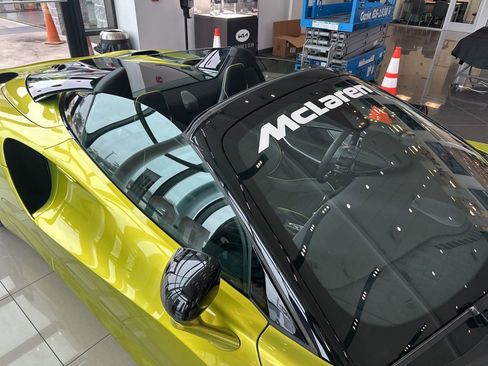 Used 2025 McLaren Artura Spider image 18