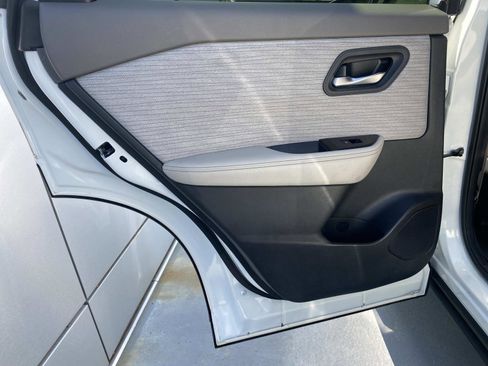Used 2023 Nissan Rogue SV FWD image 12