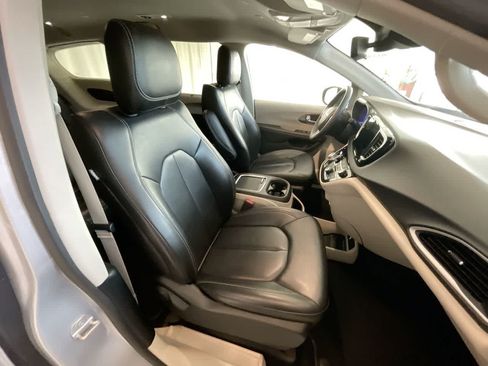 Used 2023 Chrysler Pacifica Touring-L FWD image 24