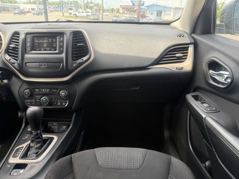 Used 2015 Jeep Cherokee Latitude w/ Cold Weather Group AWD/4WD image 22