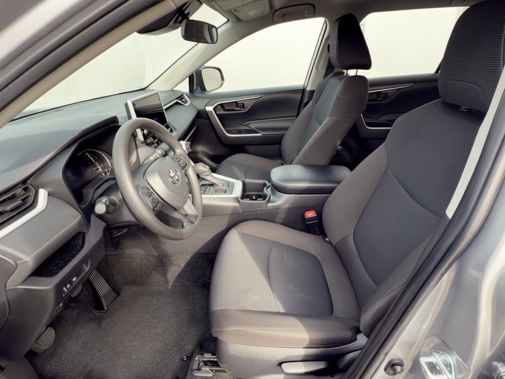 Used 2025 Toyota RAV4 LE AWD/4WD image 5