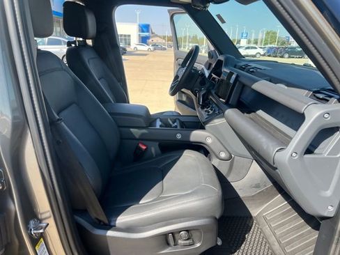 Used 2025 Land Rover Defender 110 X-Dynamic SE image 17