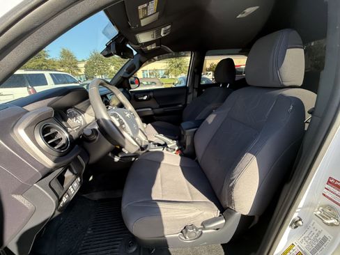 Used 2018 Toyota Tacoma TRD Off-Road image 12