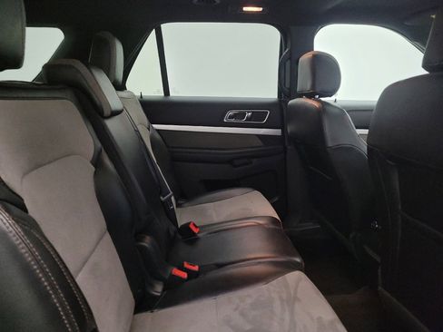 Used 2017 Ford Explorer XLT w/ Equipment Group 202A AWD/4WD image 19