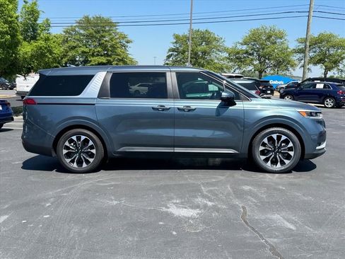Used 2024 Kia Carnival EX FWD image 2