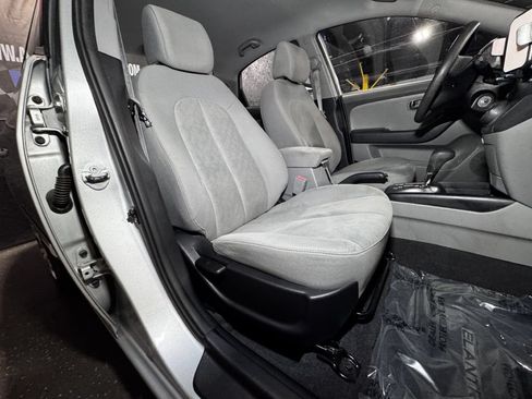 Used 2010 Hyundai Elantra GLS FWD image 16