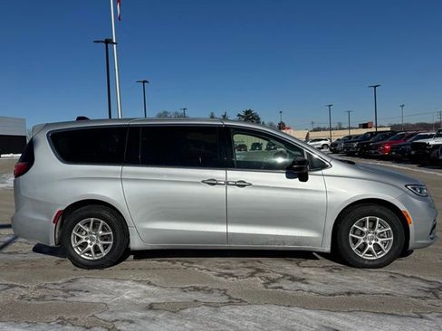 Used 2024 Chrysler Pacifica Touring-L image 35