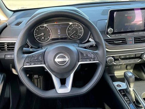 Used 2025 Nissan Altima 2.5 SV image 5