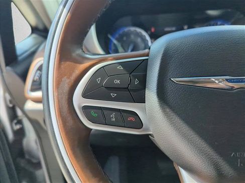 Used 2017 Chrysler Pacifica Limited w/ Advanced Safetytec Group FWD image 18