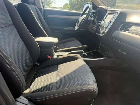 Used 2017 Mitsubishi Outlander ES AWD/4WD image 14