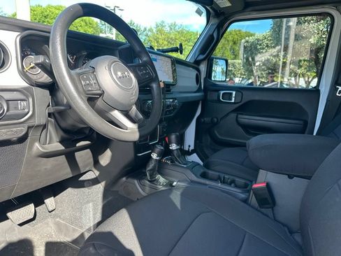 Used 2024 Jeep Gladiator Sport AWD/4WD image 4