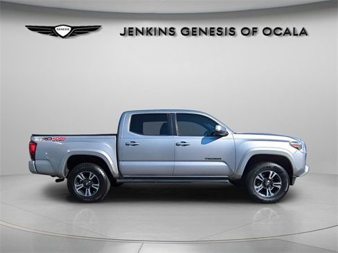 Used 2019 Toyota Tacoma TRD Sport image 3