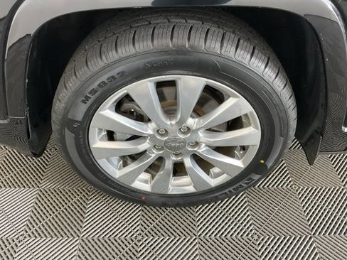 Used 2017 Jeep Cherokee Overland w/ Technology Group image 32