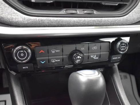 Used 2024 Jeep Compass Latitude image 33