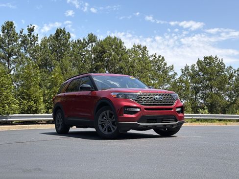 Used 2024 Ford Explorer XLT w/ Equipment Group 202A RWD image 2