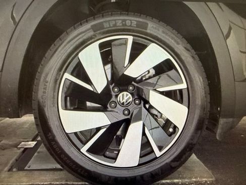Used 2025 Volkswagen Atlas Cross Sport SE FWD image 13