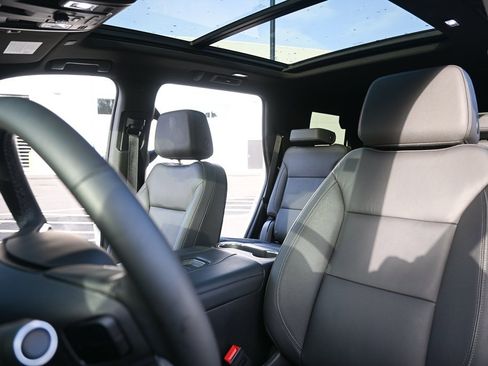 Used 2024 Chevrolet Tahoe Z71 w/ Luxury Package image 5