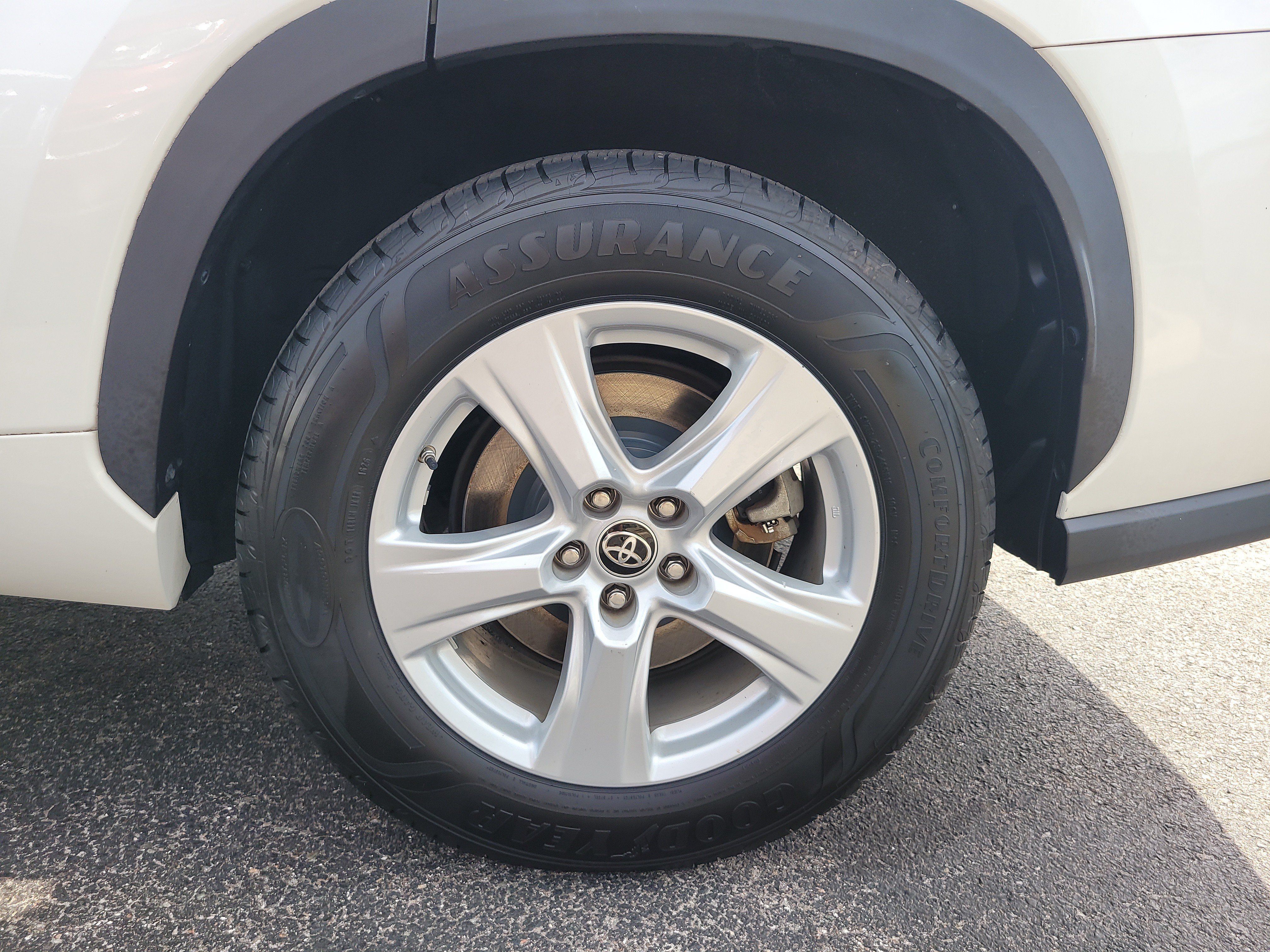 Used 2021 Toyota Highlander LE FWD image 7