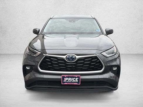 Certified 2022 Toyota Highlander XLE image 2