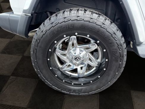 Used 2018 Jeep Wrangler Unlimited Sahara AWD/4WD image 12