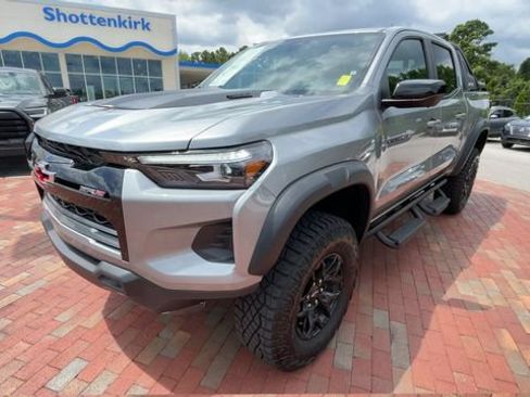 Used 2026 Chevrolet Colorado ZR2 w/ Midnight Edition AWD/4WD image 5