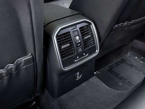 Certified 2026 Porsche Macan AWD/4WD image 44