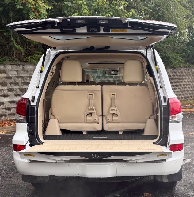 Used 2015 Lexus LX 570 4WD w/ Luxury Package image 40