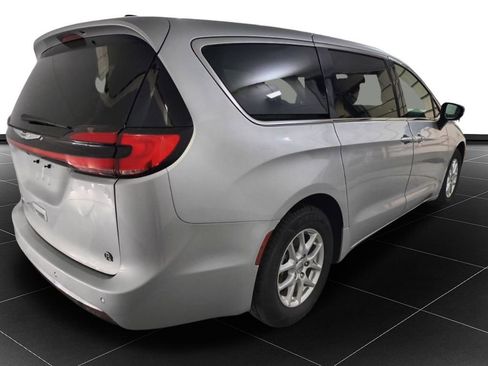 Used 2023 Chrysler Pacifica Touring-L image 3
