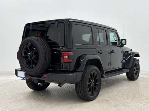 Used 2022 Jeep Wrangler Unlimited Sahara w/ Cold Weather Group AWD/4WD image 9